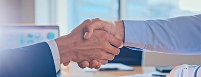 Acord de colaborare in domeniul energiei electrice, simbolizat printr-o strangere de mana