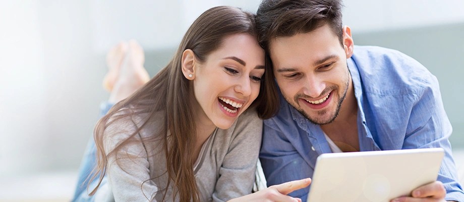 Cuplu care verifică informațiile și serviciile online Rețele Electrice.