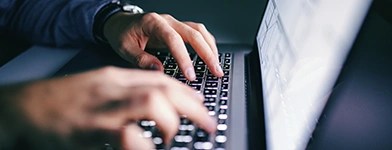 Bărbat care verifică pe laptop tarifele de racordare la rețea.