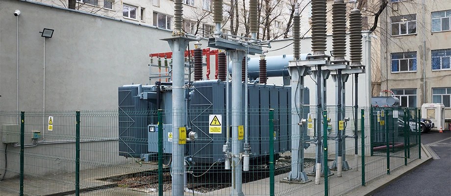 Transformator electric într-o stație de distribuție urbană, esențial pentru alimentarea eficientă și sigură cu energie electrică a consumatorilor.