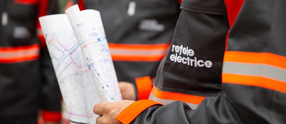 Angajat Rețele Electrice care reprezintă planificare, dedicare și angajament profesional.