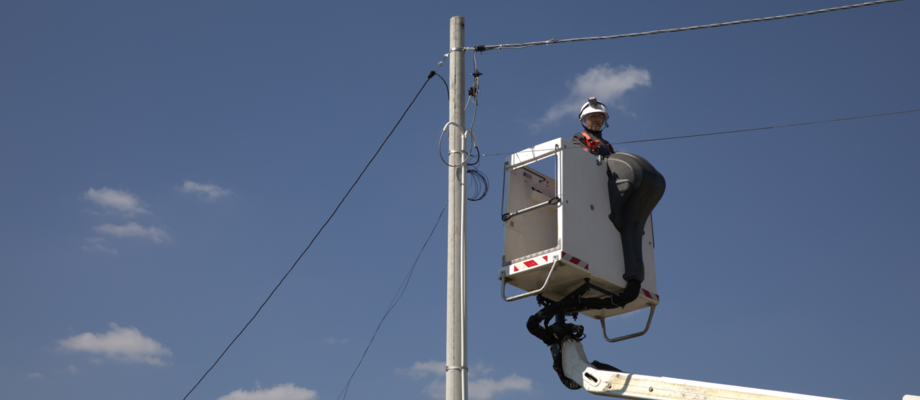 Angajat într-o nacelă - Rețele Electrice