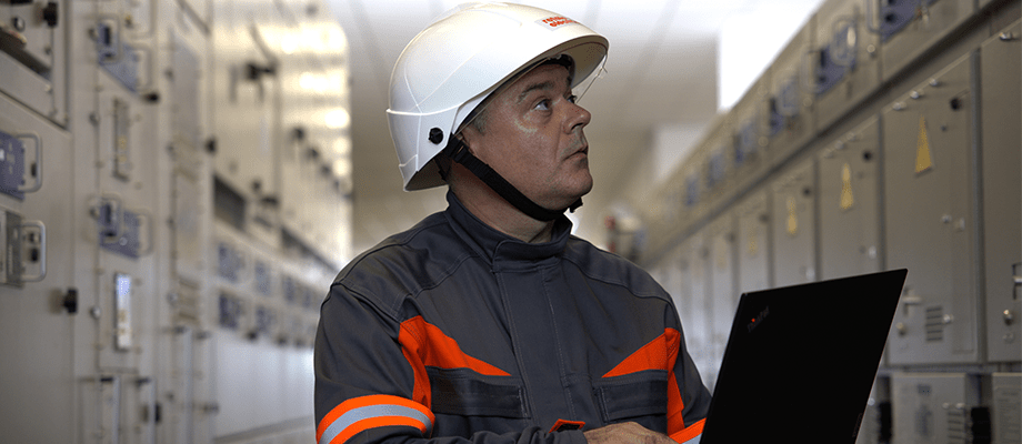 Angajat Rețele Electrice care verifică panourile de distribuție.