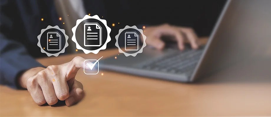 Persoana care lucrează la laptop și care beneficiază de eficiența proceselor de gestionare a datelor și optimizarea operațiunilor.