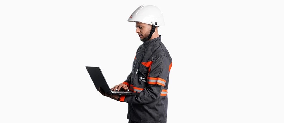 Persoană care completează sau descarcă online cereri și documente din secțiunea dedicată a distribuitorului.