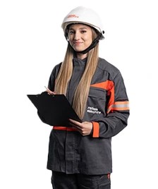 Tehnician echipat pentru siguranta in interventiile electrice