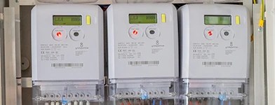 Trei contoare electrice digitale instalate într-un panou electric.