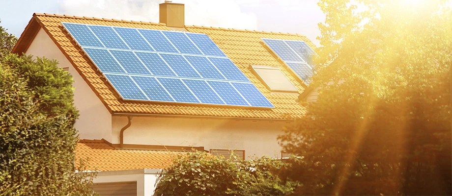 Casă modernă cu panouri fotovoltaice pe acoperiș.