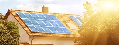 Casă modernă cu panouri solare pe acoperiș