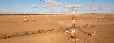 Stâlpi de înaltă tensiune într-o zona agricolă.