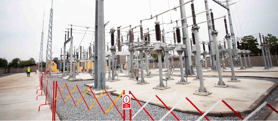 Stație electrică cu echipamente de înaltă tensiune.