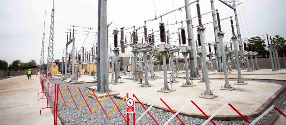 Stație electrică cu echipamente de înaltă tensiune.