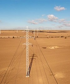 Linie de înaltă tensiune care asigură distribuția de energie electrică.