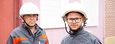 echipa de tehnicieni specializati in retele electrice, pregatita pentru interventii de mentenanta