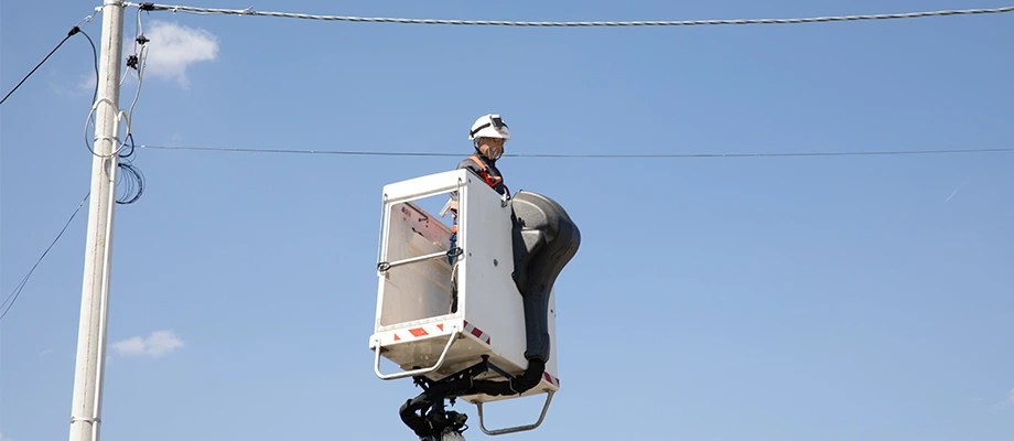 Tehnician care lucrează la rețeaua electrică. O acțiune efectuată în timpul întreruperilor programate.