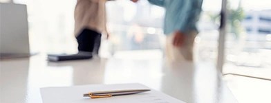 Semnare contract într-un mediu de afaceri.