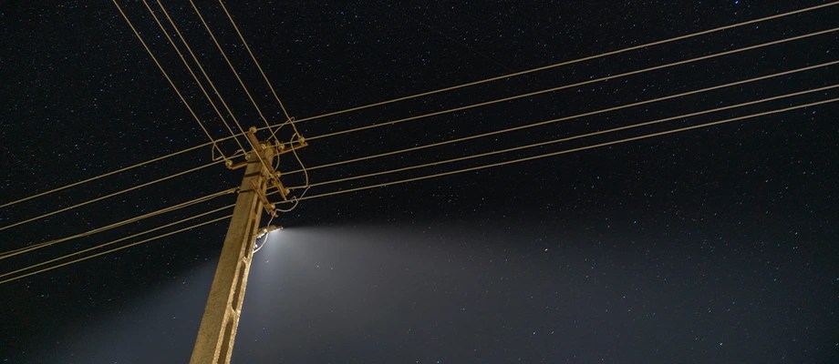 Stâlp electric iluminat pe timp de noapte.