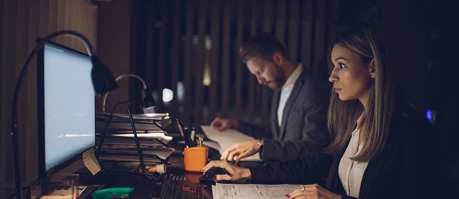 Persoană care navighează pe internet la birou, simbolizând colectarea datelor de utilizare și politica de cookie.