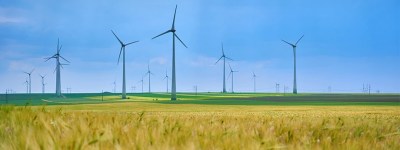 Turbine de vânt care produc energie regenerabilă.