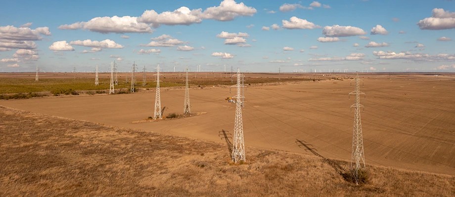 Stâlpi de înaltă tensiune.