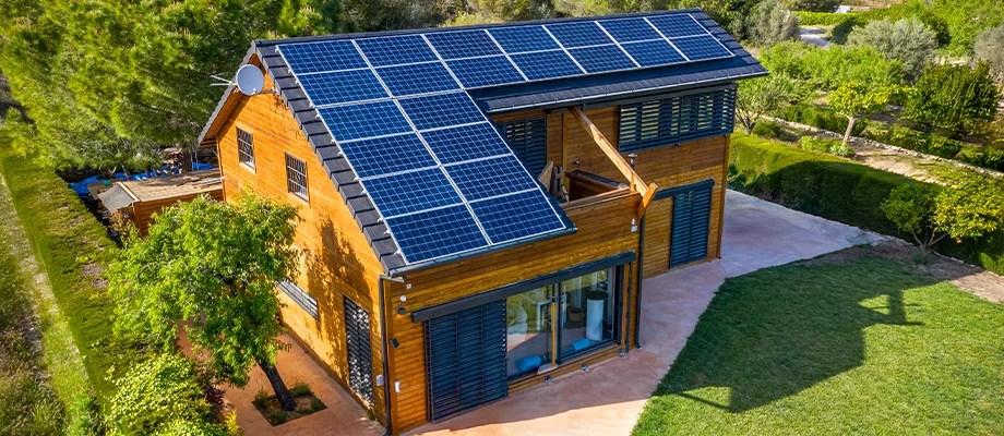 Casă modernă, echipată cu panouri solare pentru energie regenerabilă.