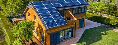 Casă modernă din lemn, echipată cu panouri solare pentru energie regenerabilă.
