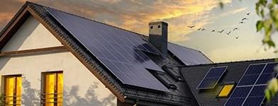 Casă modernă cu panouri solare pe acoperiș.