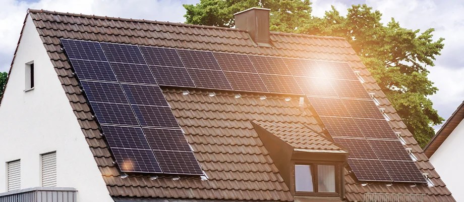 Casă echipată cu panouri solare.