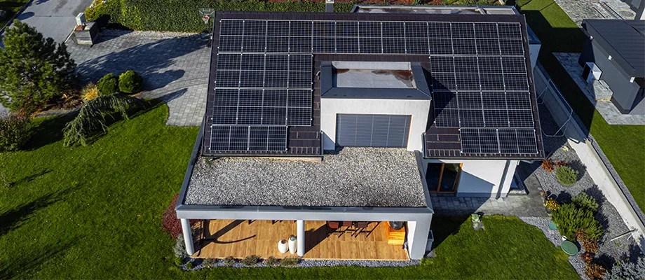 Casă modernă echipată cu panouri solare.