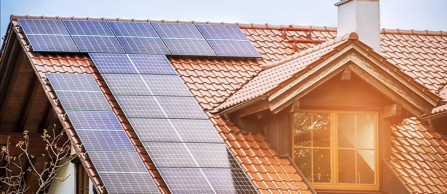 Casă echipată cu panouri solare.