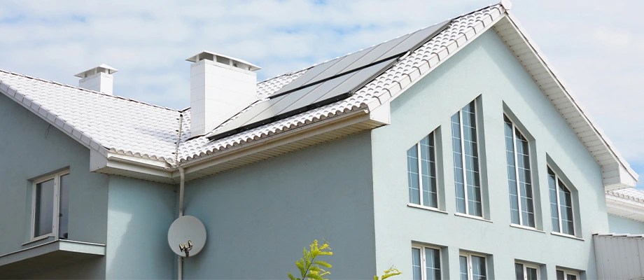 Casă modernă, echipată cu panouri solare pentru energie regenerabilă.