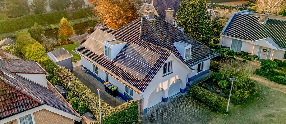 Casă modernă echipată cu panouri solare.