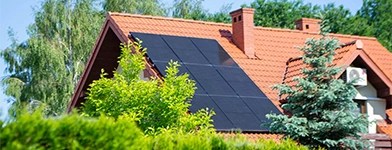 Casă cu panouri solare.