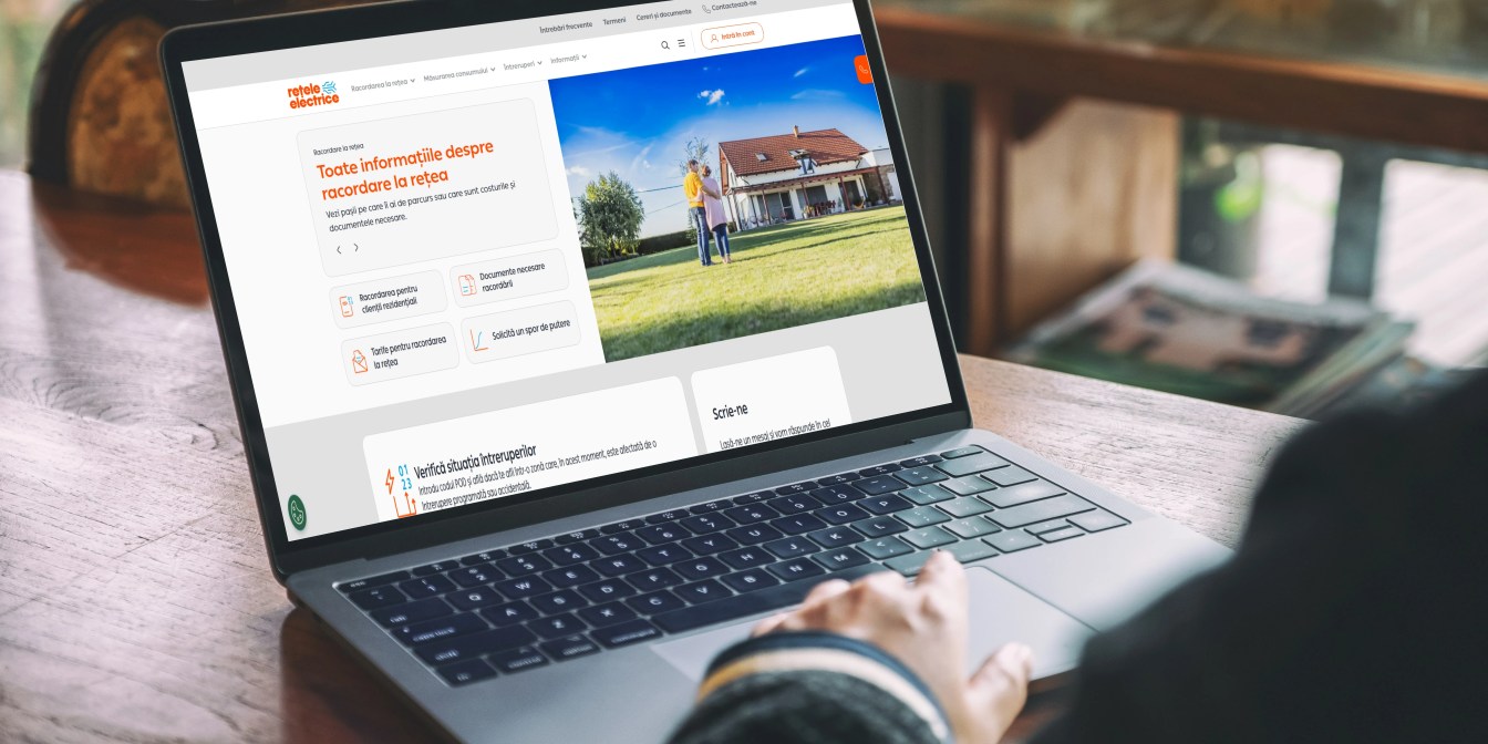Laptop pe care este accesat website-ul Rețele Electrice.