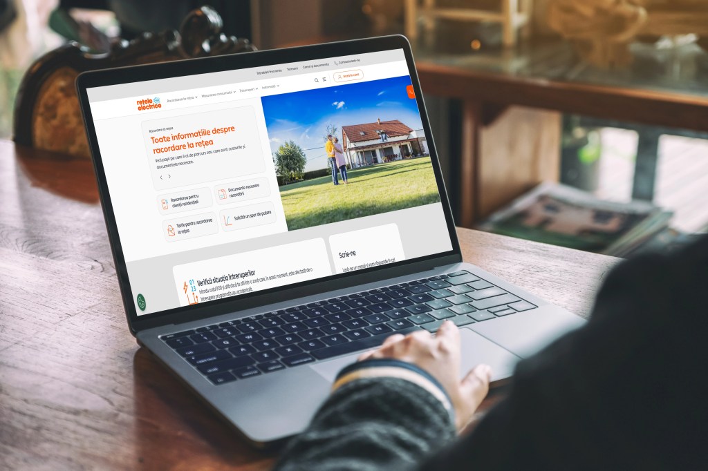 Laptop pe care este accesat website-ul Rețele Electrice.