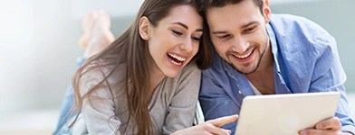 Cuplu care verifică informațiile și serviciile online Rețele Electrice.