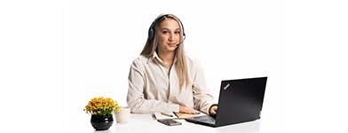 Reprezentant suport clienti, purtand casti si lucrand pe laptop, pregatita sa ofere asistenta si informatii despre serviciile de distributie a energiei electrice