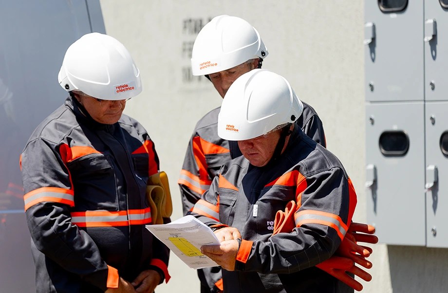 Tehnicieni Rețele Electrice în echipament de protecție.