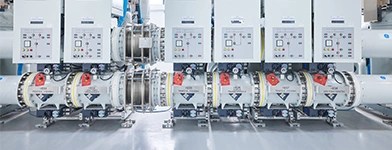 Echipamente de înaltă tehnologie dintr-o stație de transformare, esențiale pentru gestionarea și distribuția eficientă a energiei electrice în rețeaua Rețele Electrice.