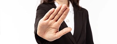 Gest de oprire pentru a avertiza împotriva conectărilor ilegale și a intervențiilor neautorizate la rețea.