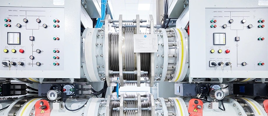 Echipament industrial avansat pentru procesarea si testarea cablurilor electrice.