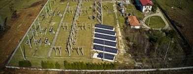 Statie electrica moderna cu panouri solare integrate pentru eficienta energetica.