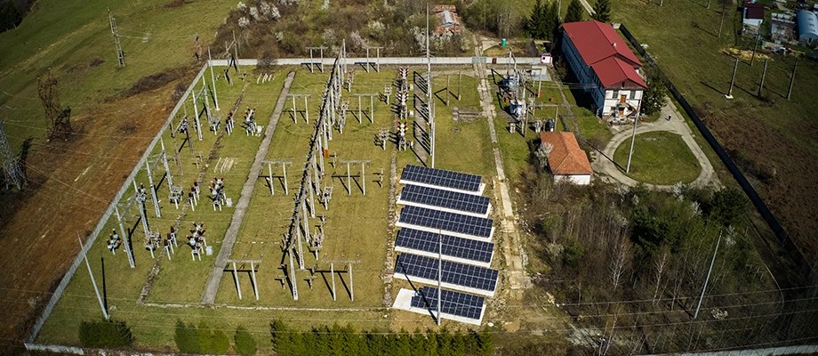Statie de transformare a energiei electrice, echipata cu panouri fotovoltaice pentru eficienta energetica