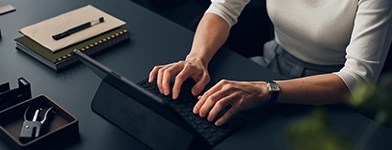 Femeie care verifică tarifele pentru serviciile de măsurare și de distribuție.