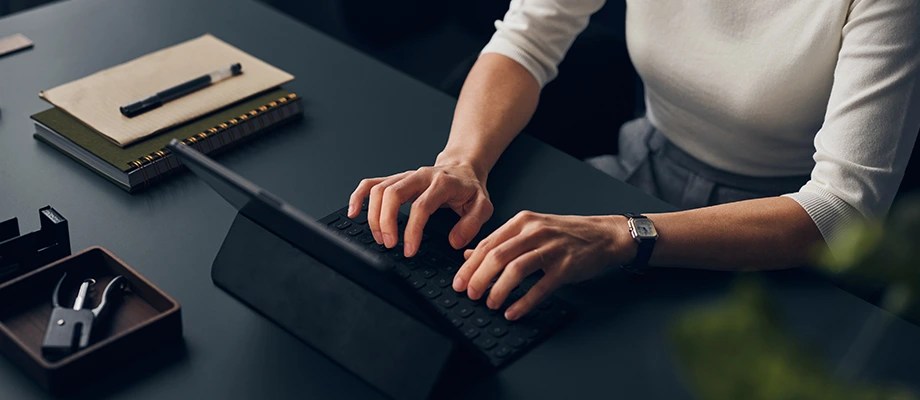 Femeie care verifică tarifele pentru serviciile de măsurare și de distribuție.