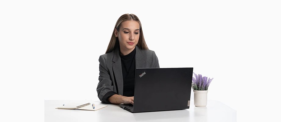 Femeie care citește termeni despre distribuția energiei electrice.